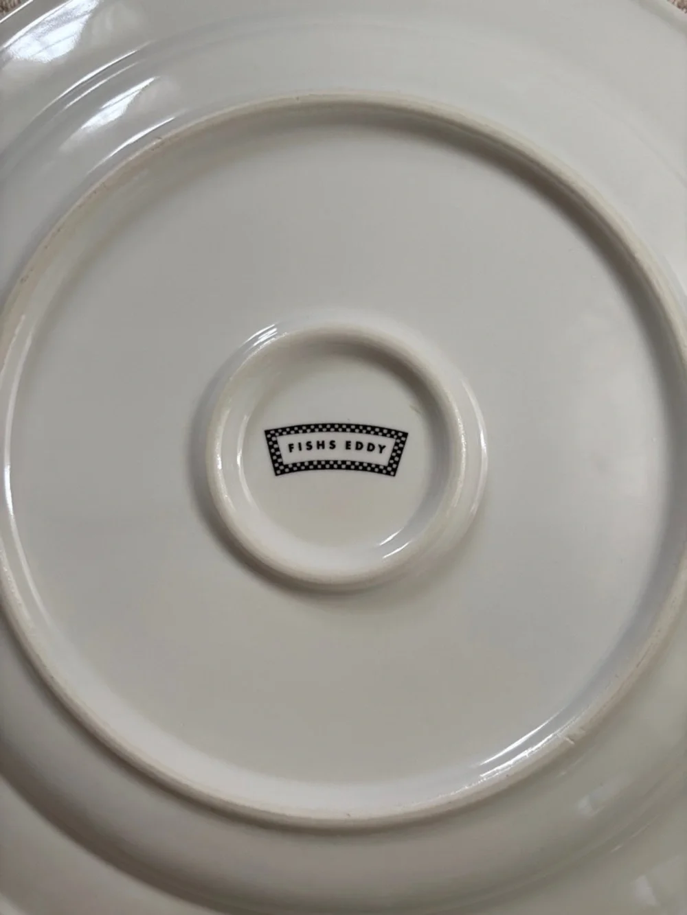 FISHS EDDY 212 Skyline Plate New York Skyline NYC icons (includes Twin Towers)